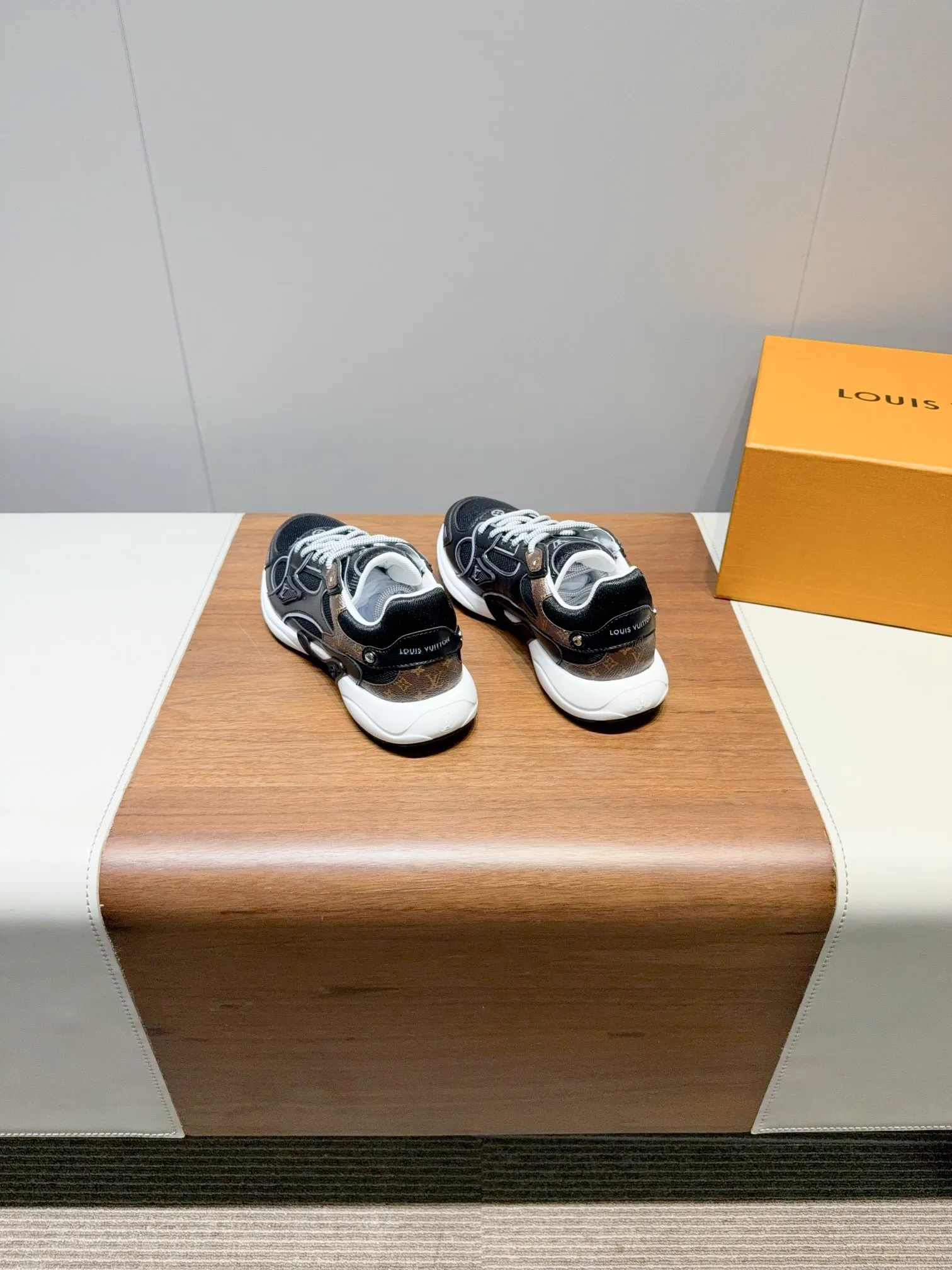 👟👟Ex-factory price 680👟👟 Men's size +10 LV Louis Vuitton OLYMPIA couple's sneakers. Purchased two pairs of Taikoo Hui RMB 18,200 to develop and reproduce. All details are correct. This model L Olympia sneakers combine mesh fabric and metallic synthetic leather and other technical fabrics to reinterpret the classic running shoe design with a neat and simple design. Lightweight EVA outsole provides a stretchy ride. Rich details such as Monogram embossing and presbyopic letters establish recognition. Mixed material embossing on the upper. Louis Vuitton elements on the laces. Original molded EVA. Outsole decorated with Monogram flowers. Size: 35-40 for women and 39-44 for men (40 for women and 45 for men are custom-made and cannot be returned or exchanged)
